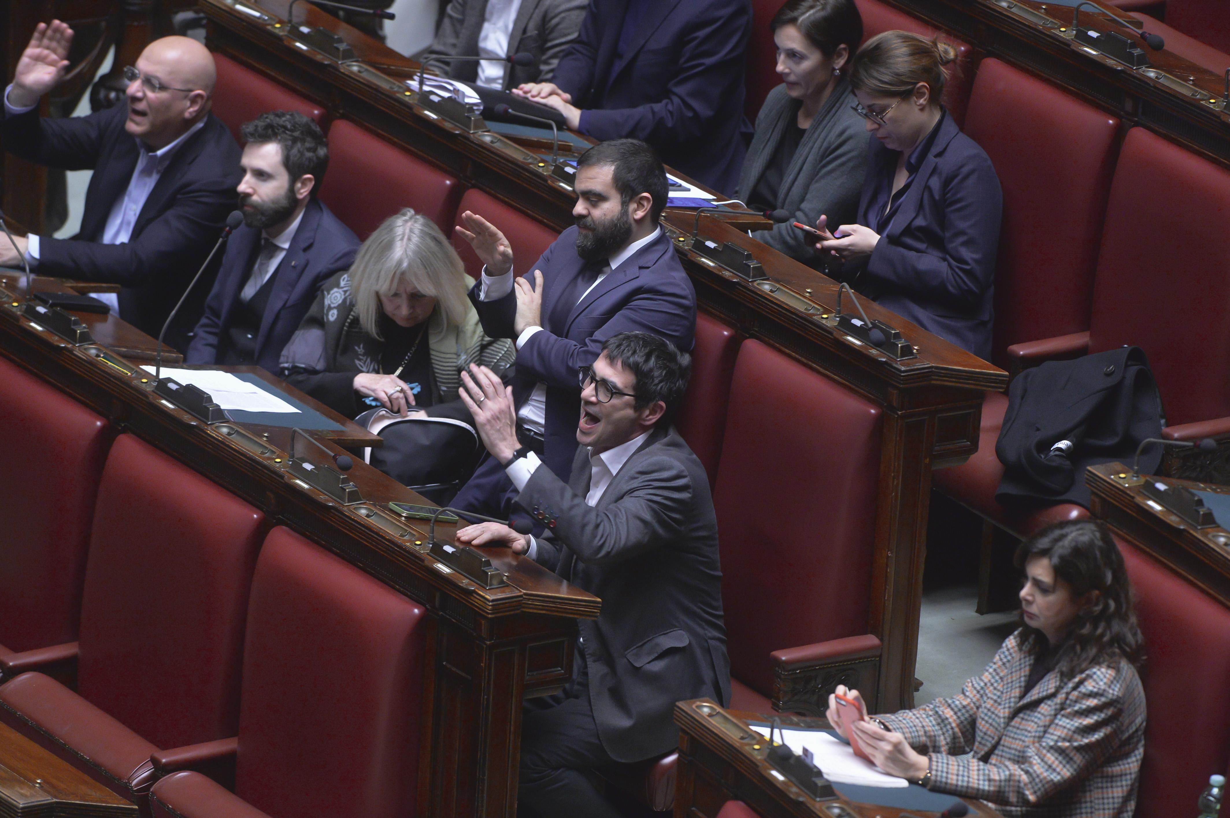Manovra, odg di Fratoianni contro aumento spese militari: arrivano sì anche da Pd e Iv ma "è un errore"