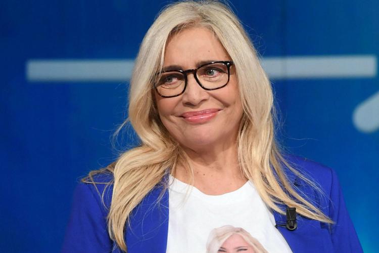 Mara Venier denuncia: "Un mio fake con Intelligenza Artificiale per truffare ingenui"