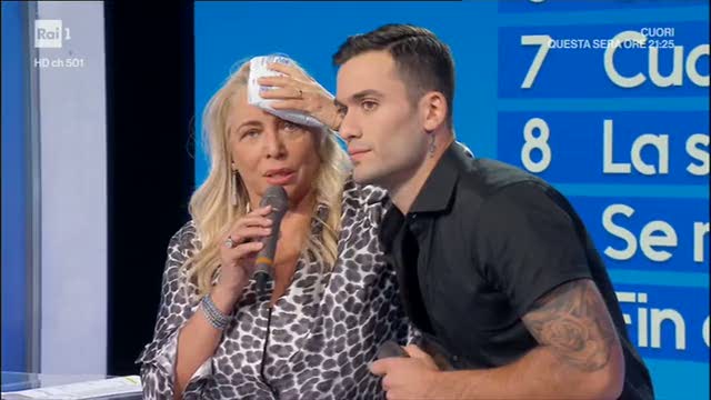 Mara Venier, incidente e caduta a Domenica In - Video