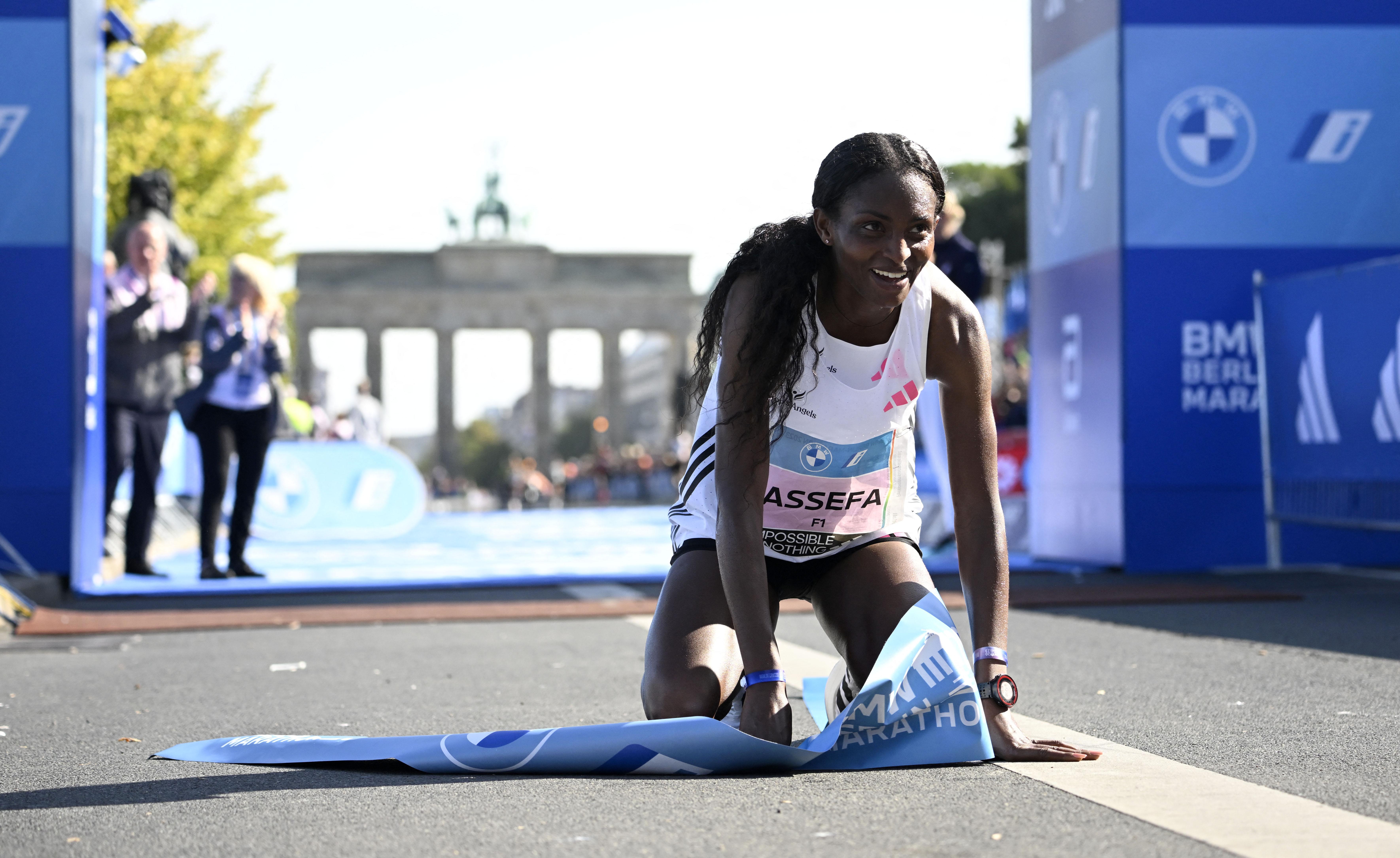 Maratona Berlino, etiope Assefa migliora di 2' il record del mondo femminile