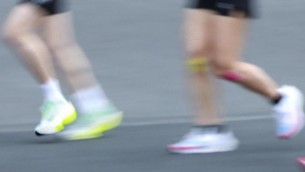 Maratona col trucco, atleta sale in auto e arriva terza