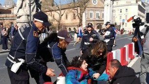 Maratona di Roma, blitz di Ultima Generazione su ponte Vittorio Emanuele II