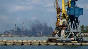 Mariupol, Zelensky: "Civili fuori da acciaieria Azovstal, ora i soldati"