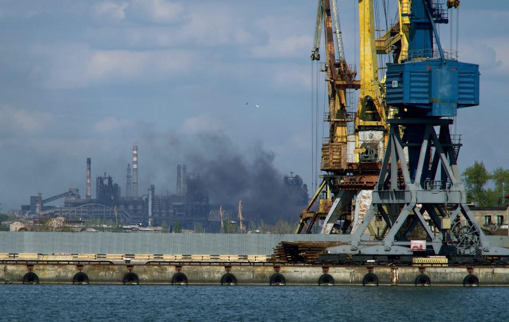 Mariupol, Zelensky: "Civili fuori da acciaieria Azovstal, ora i soldati"