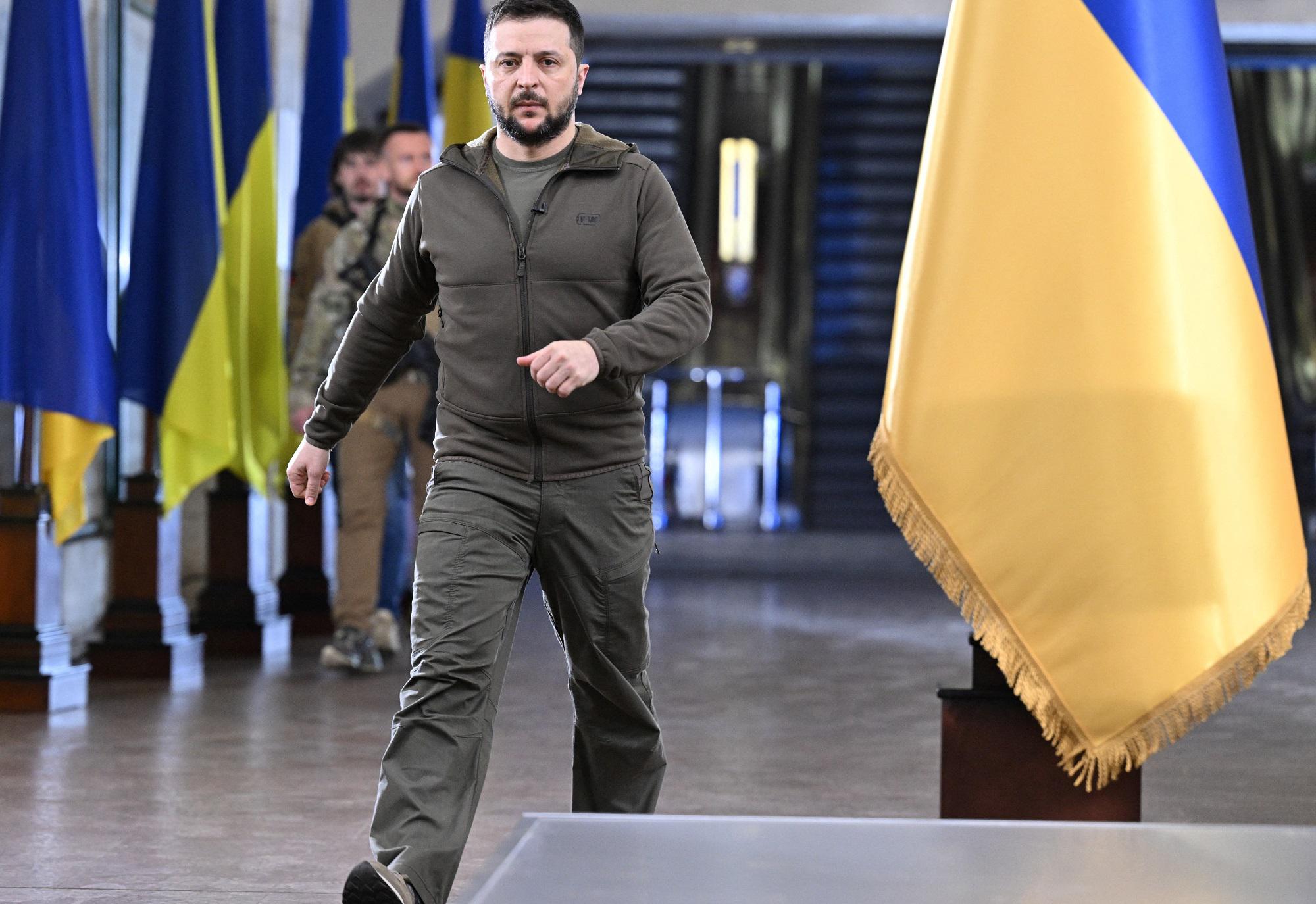 Mariupol, Zelensky: "Russia non rispetta accordi, continua assalto acciaieria Azovstal"
