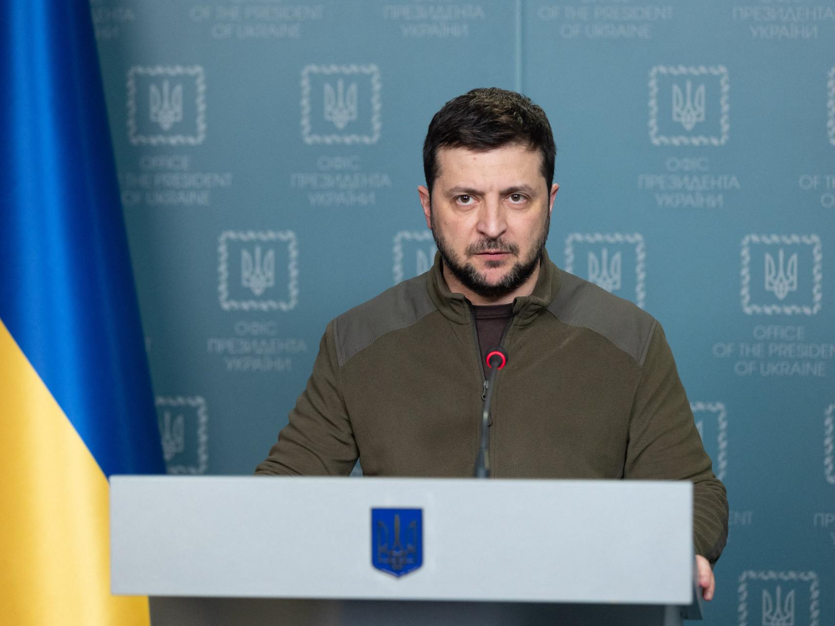 Mariupol, Zelensky: "Servono più armi"