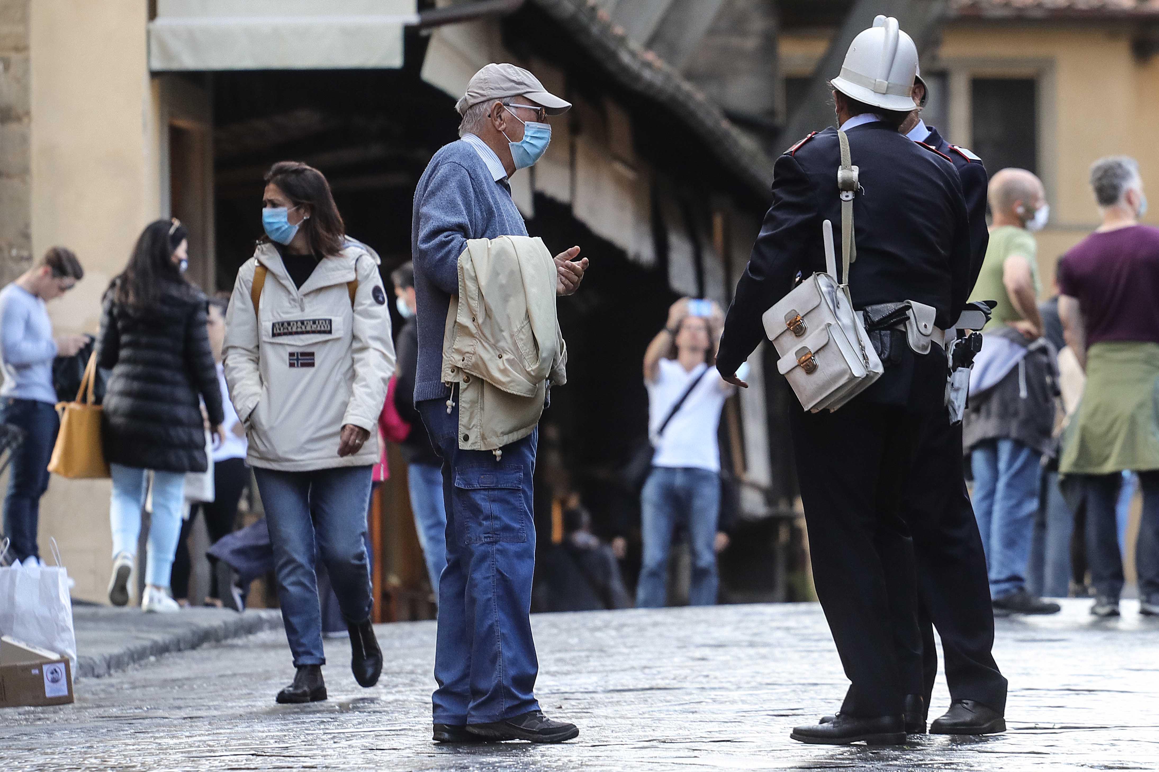 Mascherina all'aperto, obbligo a Firenze dal 4 dicembre