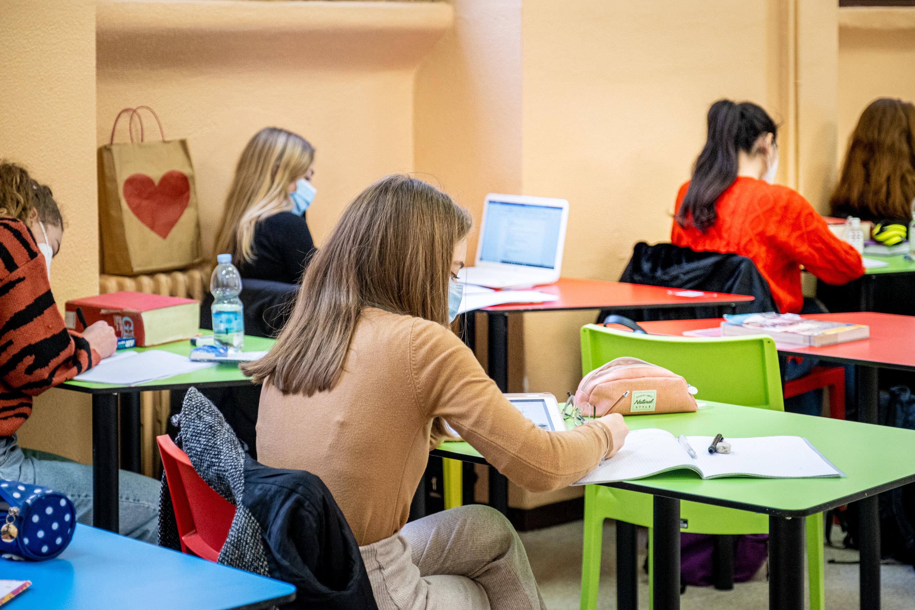 Mascherine a scuola: cosa dicono Lopalco, Galli, Gismondo