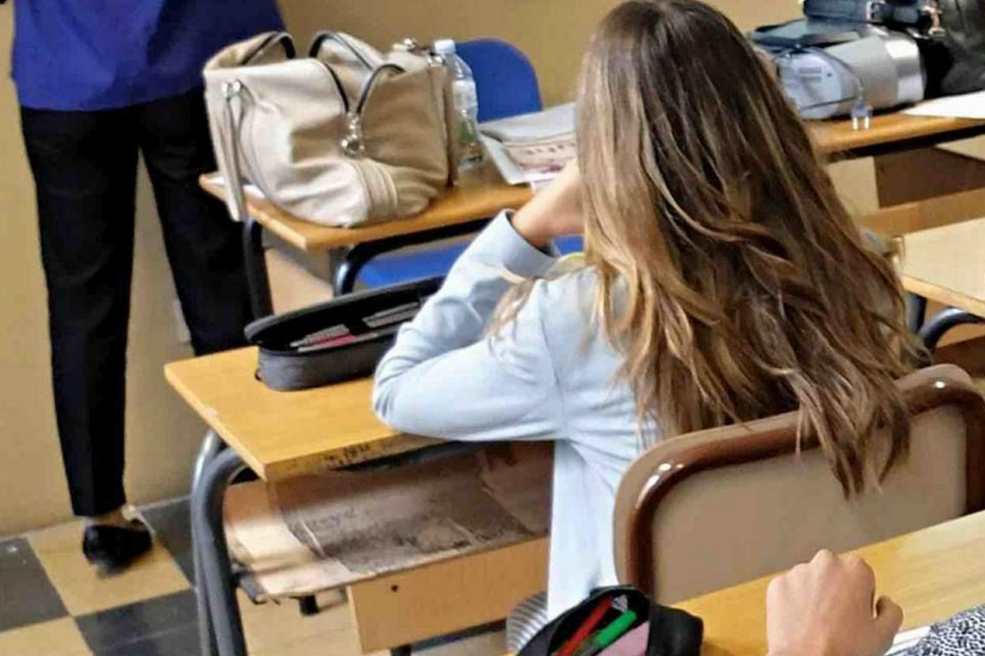 Mascherine a scuola sì o no? Cosa dicono Bassetti, Burioni e Ricciardi