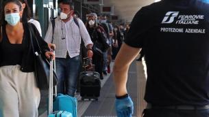 Mascherine al chiuso in Italia, Ricciardi: "Stop si può ma non su mezzi e in ospedale"