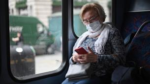 Mascherine al chiuso, stop obbligo da oggi 15 giugno: cosa cambia