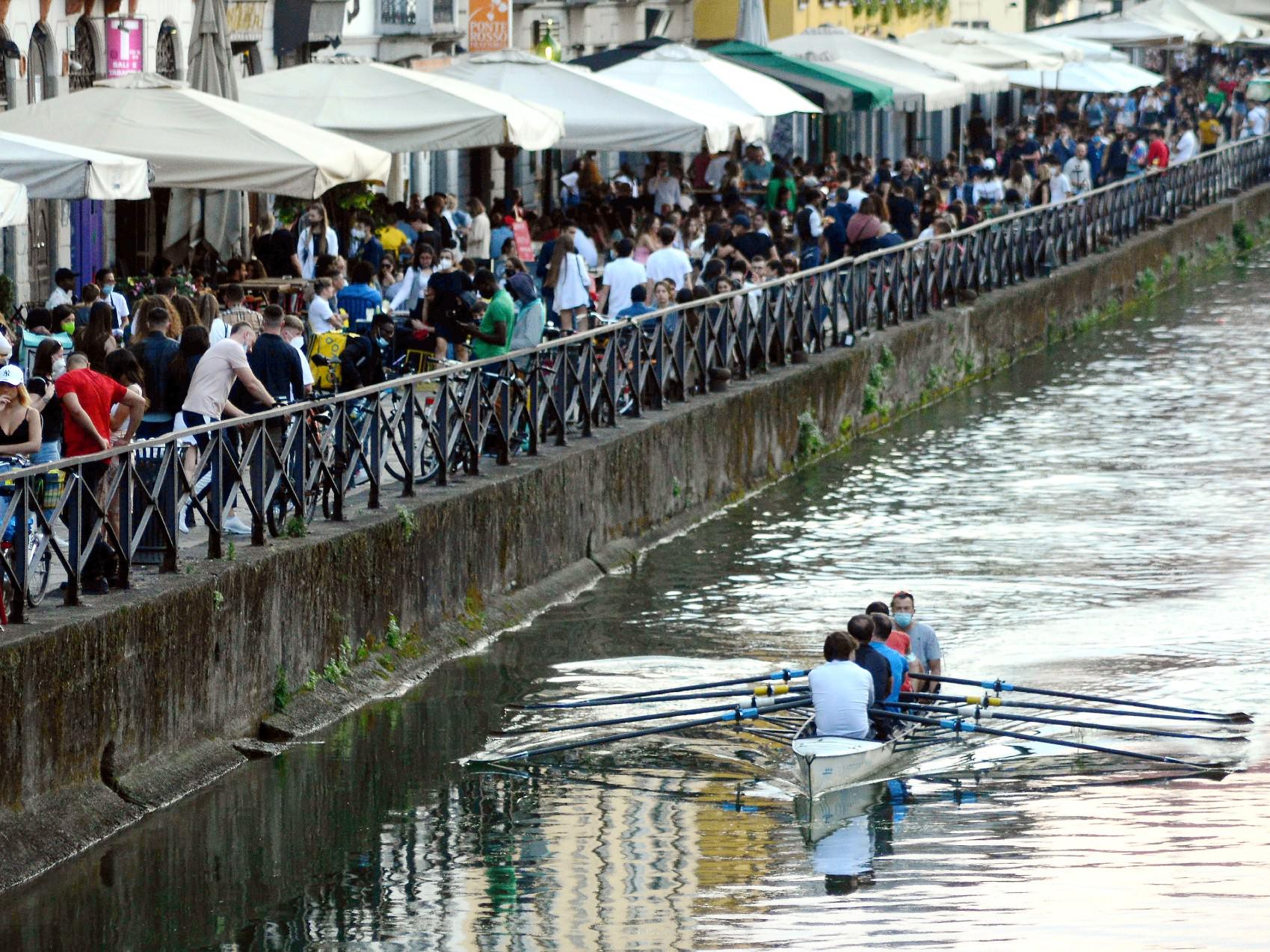 Mascherine all'aperto, in Italia obbligo fino a quando?