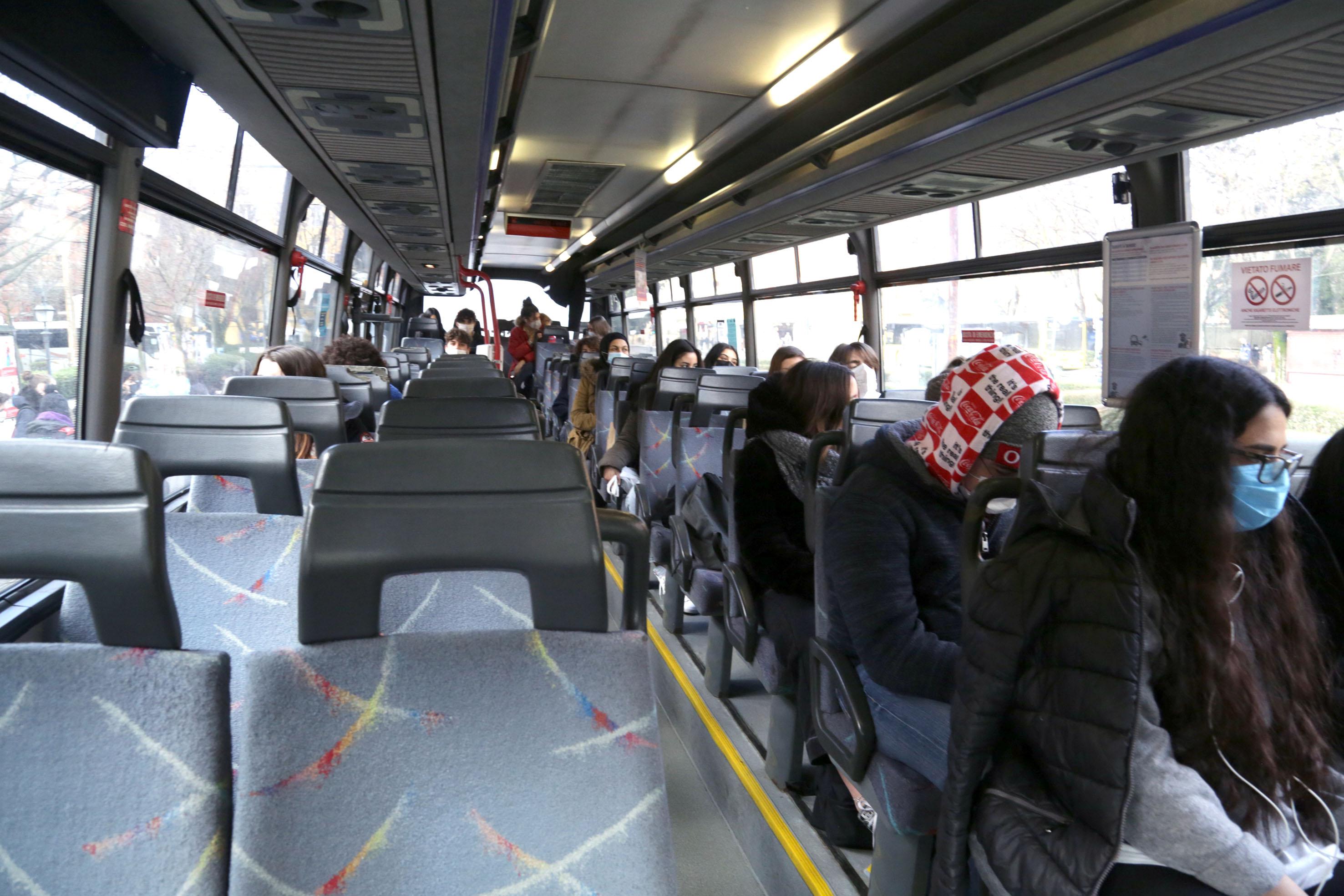 Mascherine, Locatelli: "Meglio tenerle su bus, treni, aerei e uffici"