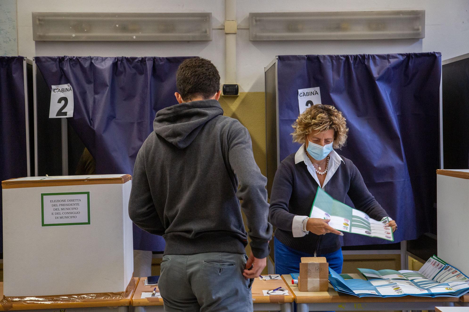 Mascherine, referendum 12 giugno e maturità 2022: dove cade obbligo