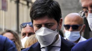 Mascherine, Speranza: "Da oggi libertà in più, ma attenzione"