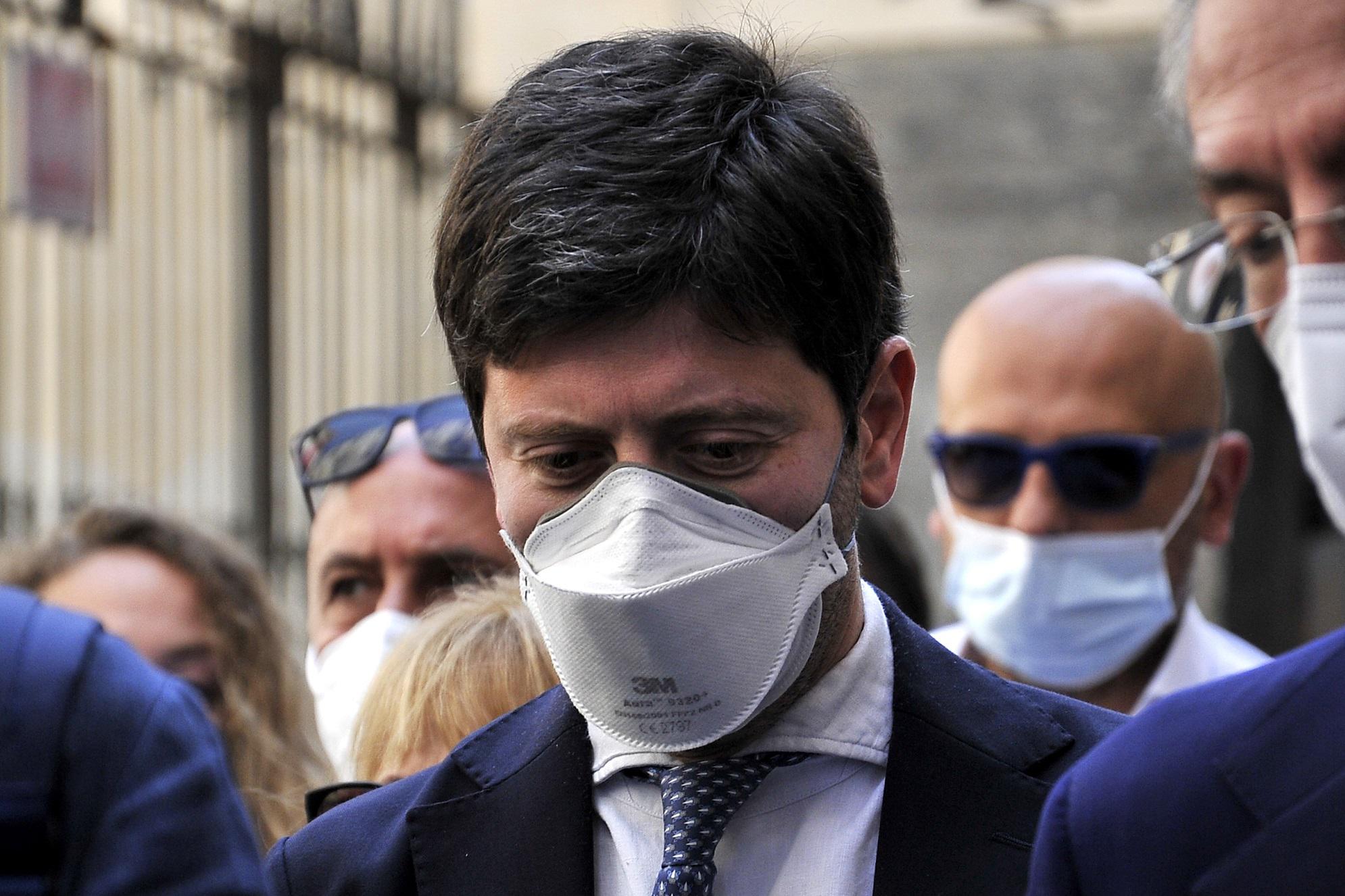 Mascherine, Speranza: "Da oggi libertà in più, ma attenzione"