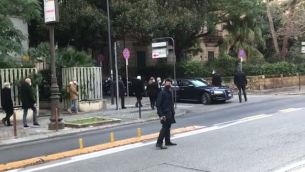 Mattarella, applauso dei cittadini all'uscita di casa - Video