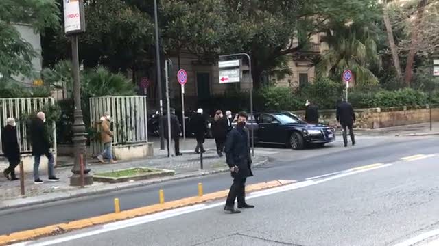 Mattarella, applauso dei cittadini all'uscita di casa - Video