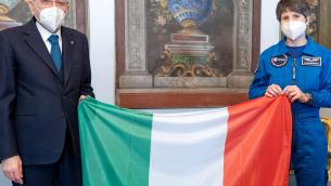 Mattarella consegna a Cristoforetti il Tricolore per la Stazione spaziale - Video