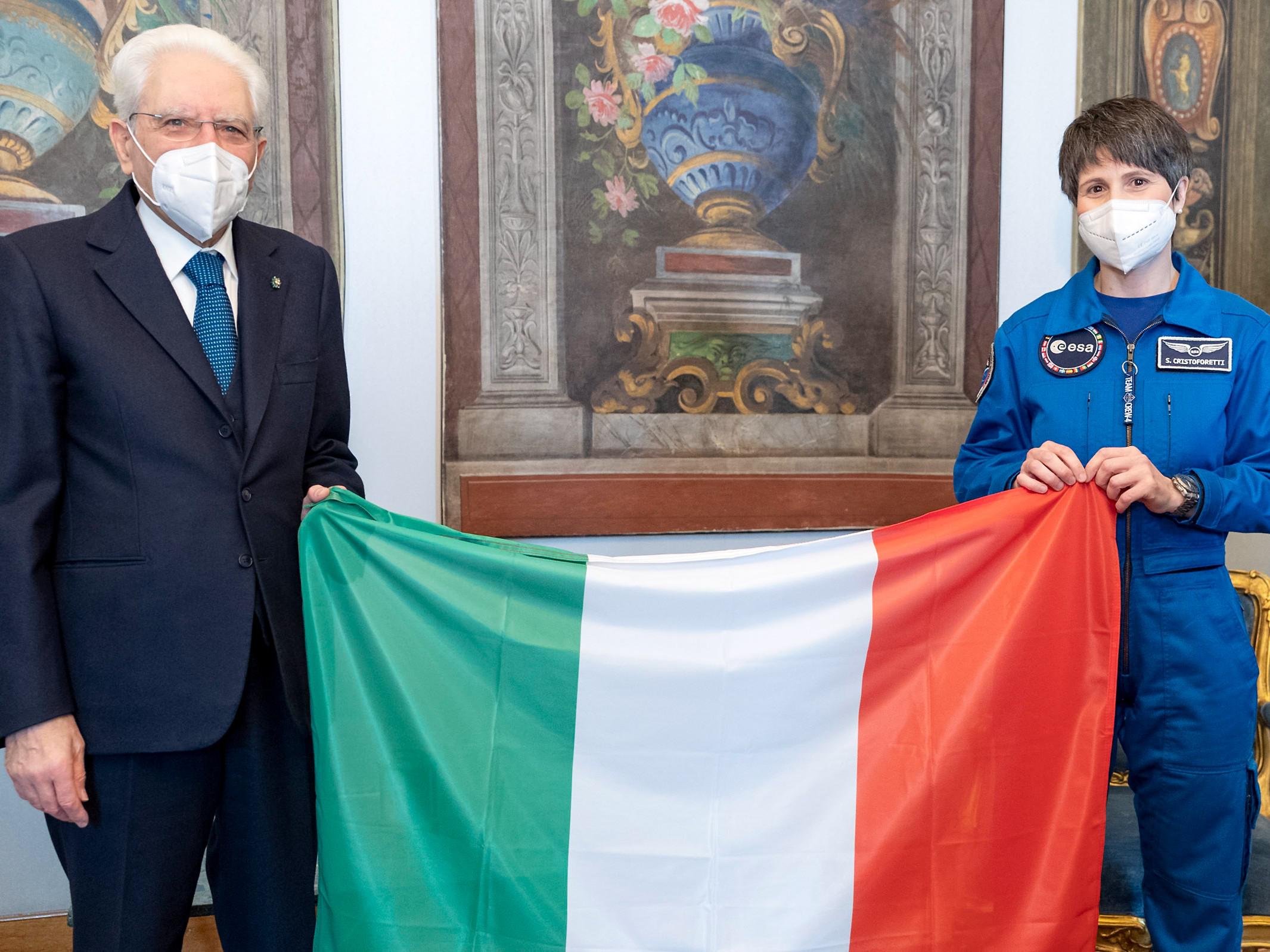 Mattarella consegna a Cristoforetti il Tricolore per la Stazione spaziale - Video