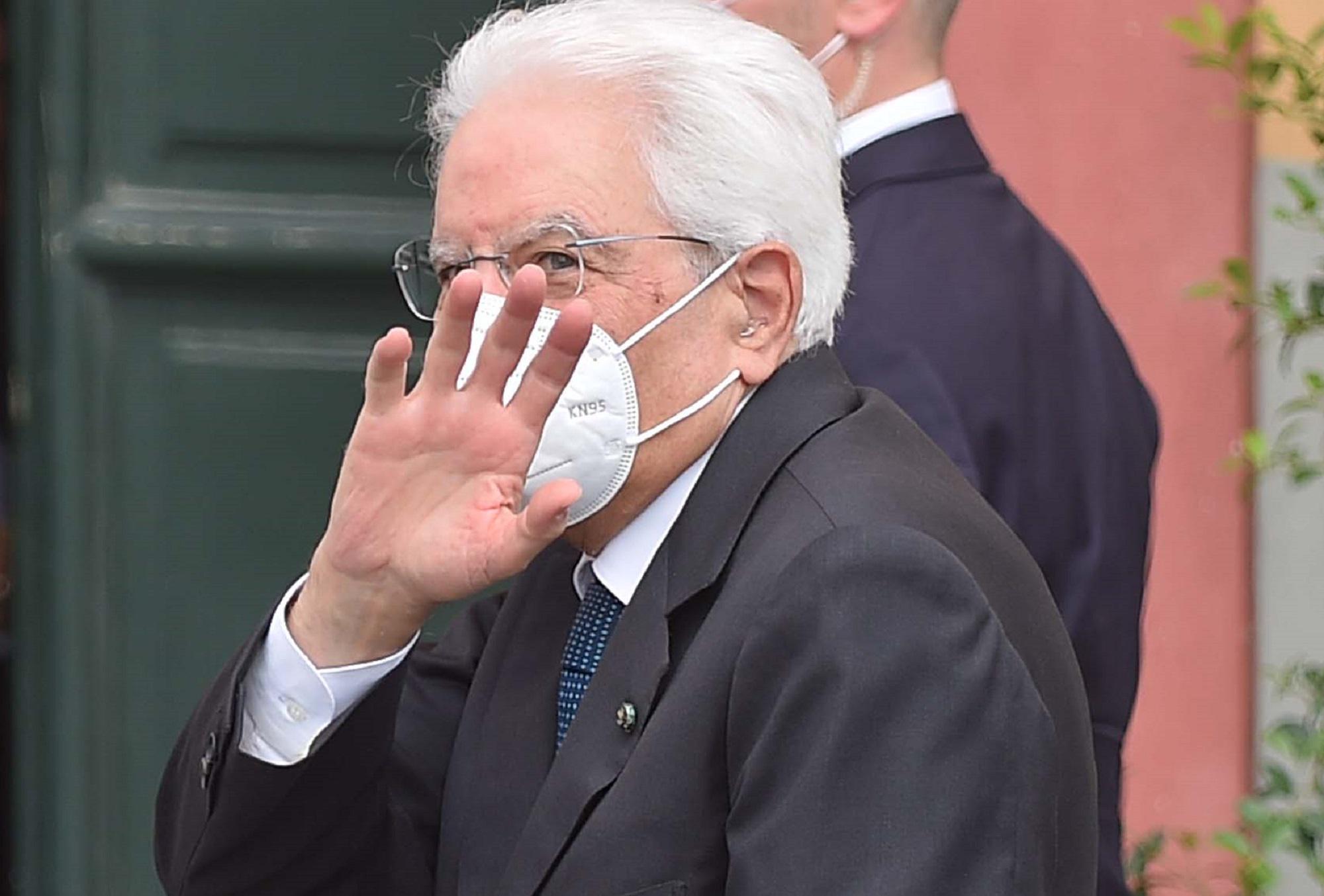 Mattarella, domenica 'normale' dopo bis: in dono disegno di un bambino
