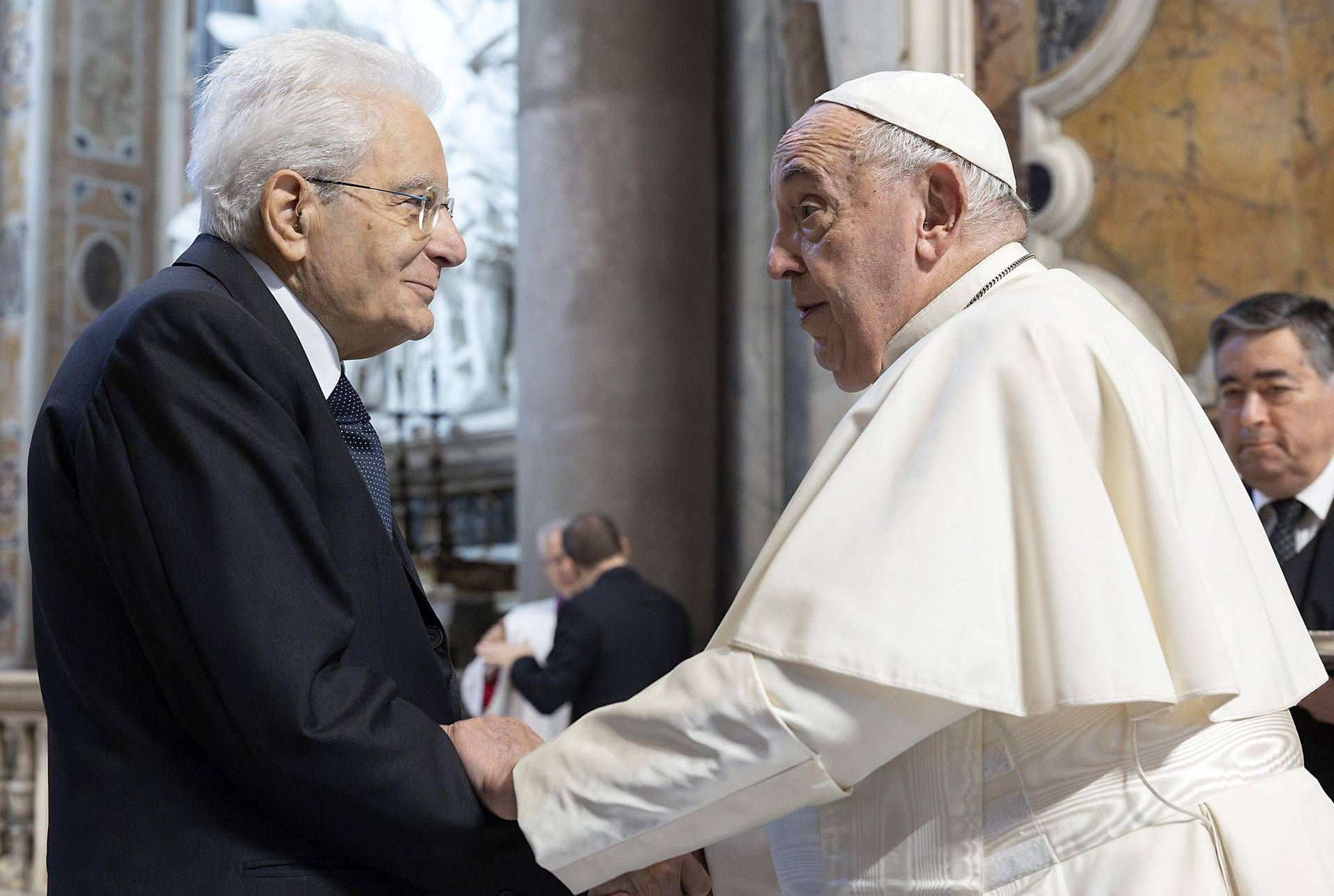 Mattarella, gli auguri a Papa Francesco: "Giustizia ed equità imprescindibili per la pace"