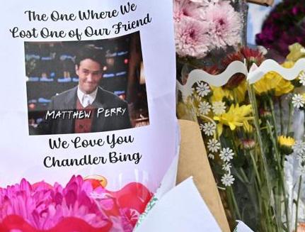 Matthew Perry, ai funerali privati anche il cast di 'Friends'