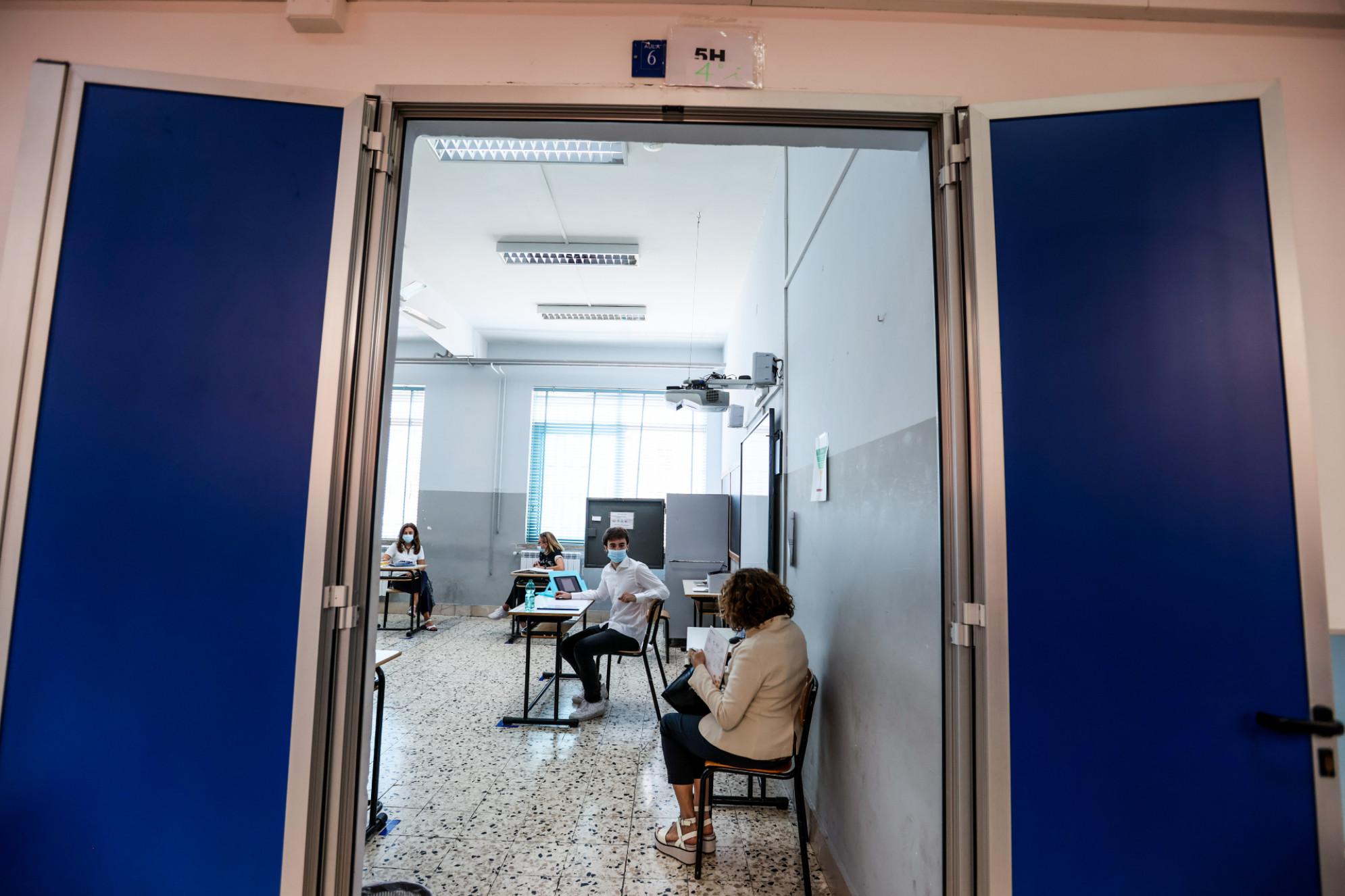 Maturità 2022, "no ai due scritti": studenti in piazza in tutta Italia