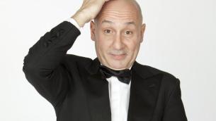 Maurizio Battista: "Vi racconto un paese con tre 'i', incoerente, improbabile e irriverente"