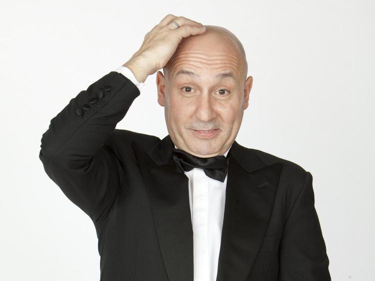Maurizio Battista: "Vi racconto un paese con tre 'i', incoerente, improbabile e irriverente"