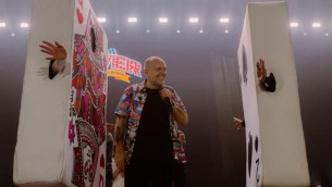 Max Pezzali, il concerto al Forum di Assago per sfogliare l'album dei ricordi