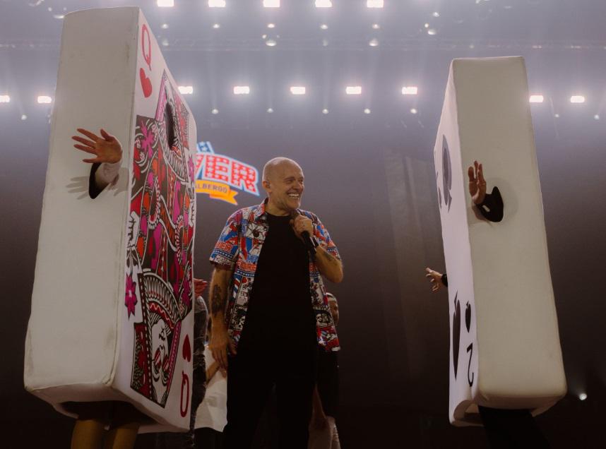 Max Pezzali, il concerto al Forum di Assago per sfogliare l'album dei ricordi
