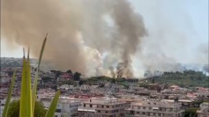 Maxi incendio a Roma Nord, nube sulla città - Video