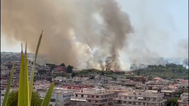 Maxi incendio a Roma Nord, nube sulla città - Video