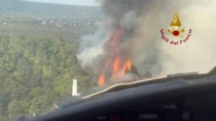 Maxi incendio sul Carso, traffico in tilt e treni interrotti - Video