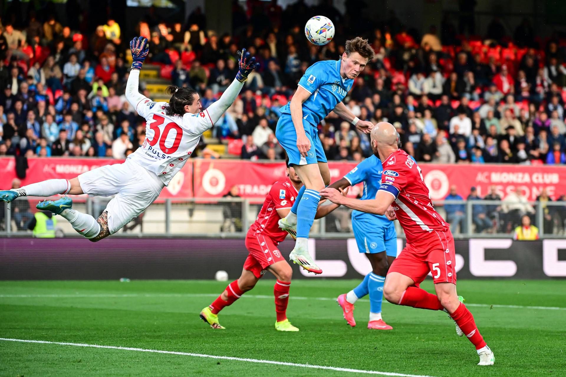 McTominay stende il Monza e il Napoli aggancia l'Inter in vetta