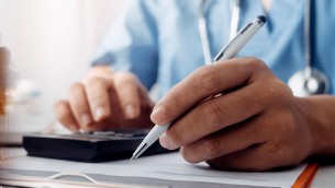 Medici di famiglia a pagamento a Londra per tagliare le attese