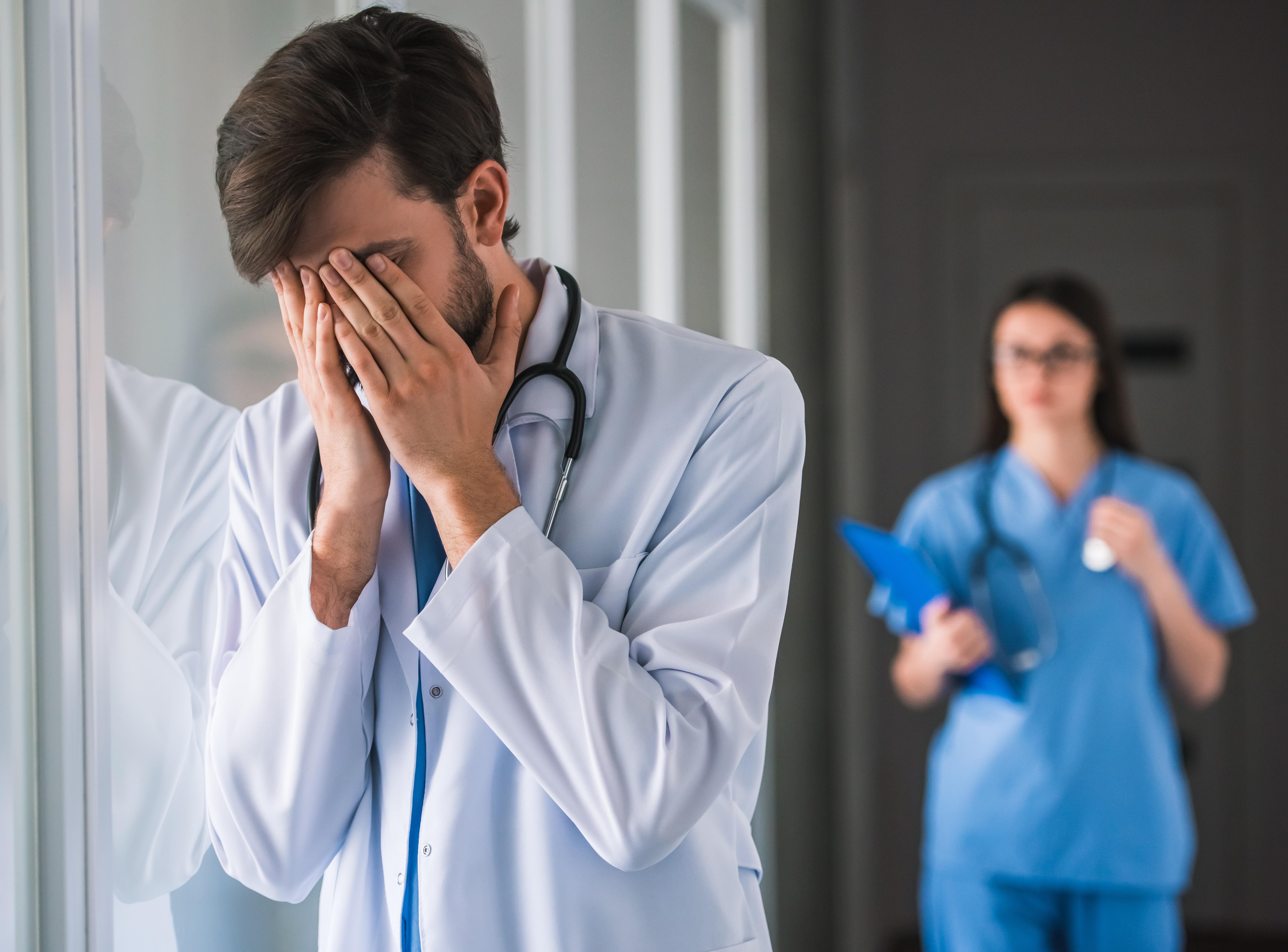 Medici esausti, per oltre 8 su 10 sempre più difficile lavorare nel Ssn