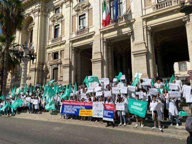 Medici specializzandi protestano a Roma: "Mai più schiavi"