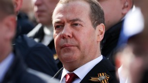 Medvedev: "Gb conduce guerra di fatto, suoi funzionari obiettivi legittimi"