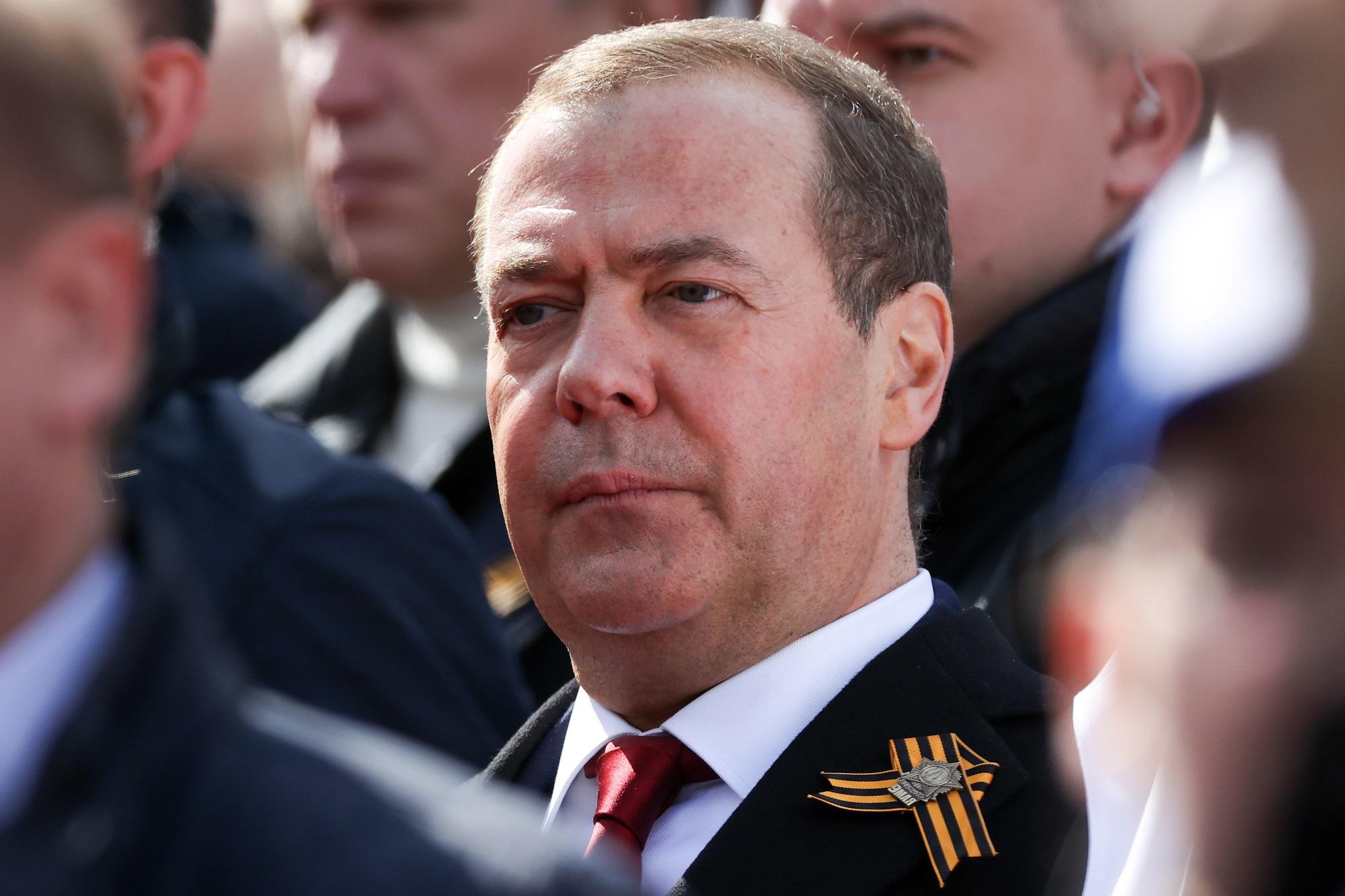 Medvedev: "Gb conduce guerra di fatto, suoi funzionari obiettivi legittimi"