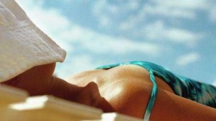 Melanoma, bastano 5 scottature a 15-20 anni per aumento rischio dell'80%: i 7 errori da evitare