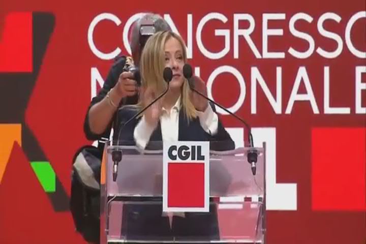 Meloni a Congresso Cgil, 'Bella Ciao' accoglie premier - Video