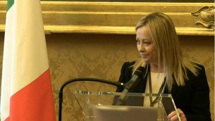 Meloni 'cita' Schlein: "Essere donna è un vantaggio, spesso non ti vedono arrivare" - Video