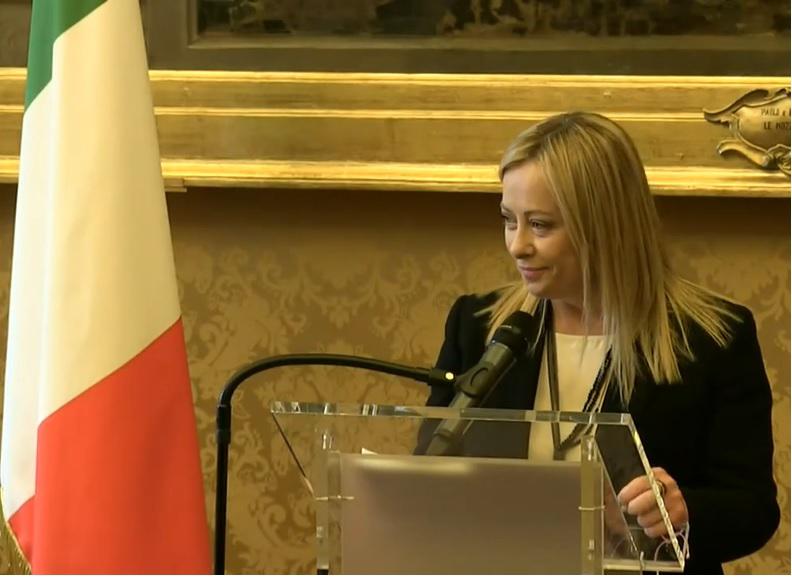 Meloni 'cita' Schlein: "Essere donna è un vantaggio, spesso non ti vedono arrivare" - Video