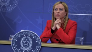 Meloni, Cnn: "Un successo i primi 100 giorni, ora fermerà i barconi di migranti?"