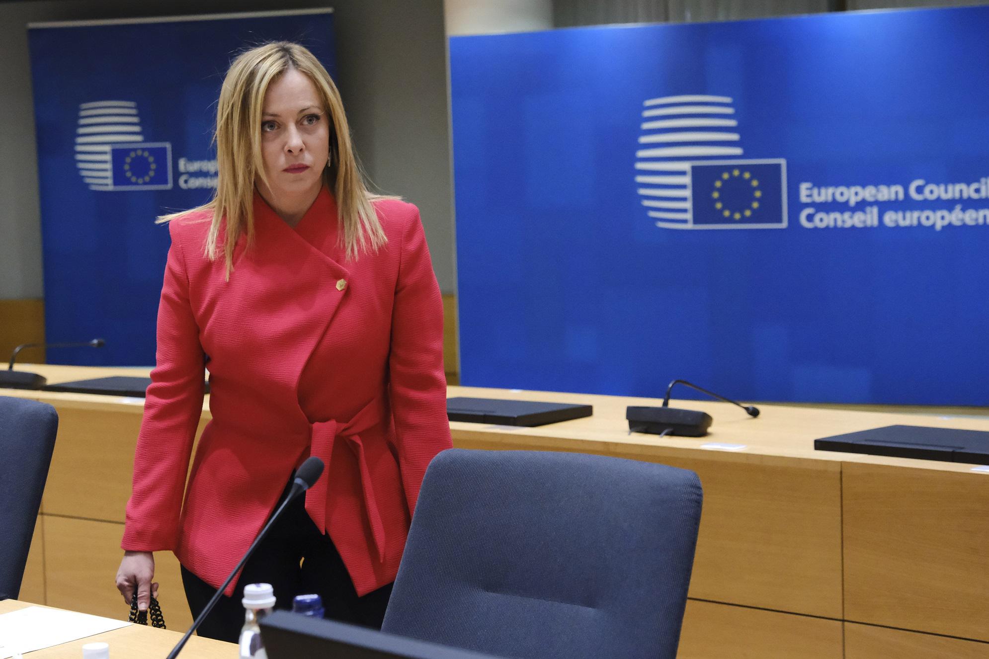 Meloni critica Macron, opposizioni all'attacco: "Italia isolata"