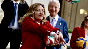Meloni gioca con pallavoliste a Palazzo Chigi: "Schiaccia 7 come in spiaggia"