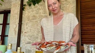 Meloni in vacanza, pranzo a base di granchio blu e auguri agli sposi