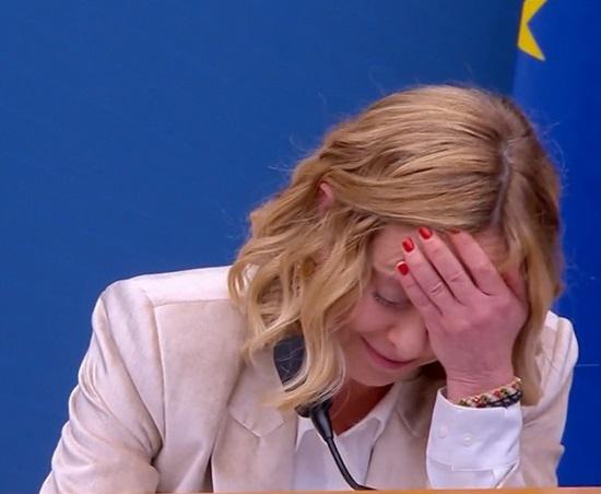 Meloni, la conferenza oggi: 'ancora Musk?', la smorfia e il lapsus